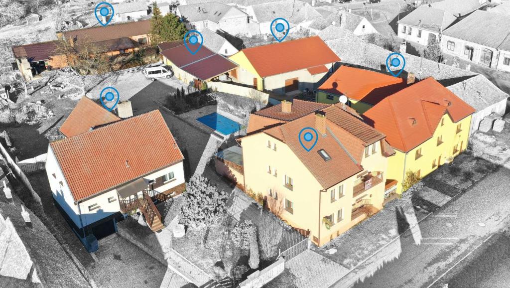 una vista aérea de una casa con flechas apuntando a las casas en Privat Bohemia, en Šatov