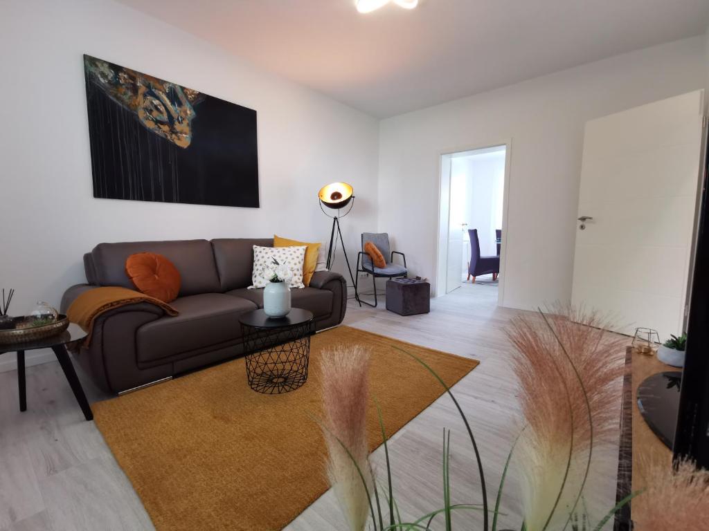 uma sala de estar com um sofá e uma mesa em Ferienhaus Westermann, Businesswohnung, Monteurzimmer em Salzgitter