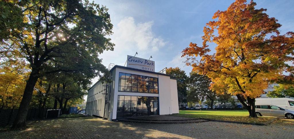 un edificio con un cartel en el costado en Creativ Park Hotel en Núremberg