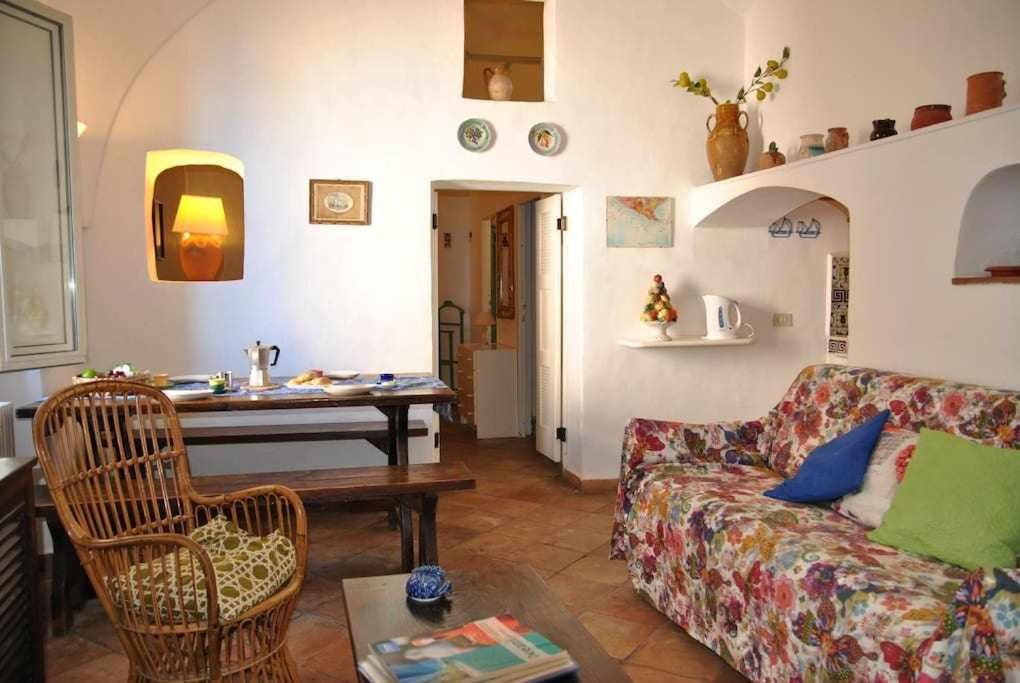 een woonkamer met een bank en een tafel bij CASA CECILIA nel centro storico di Sperlonga in Sperlonga