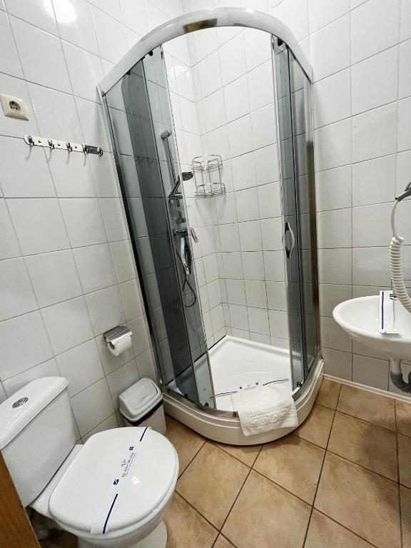Koupelna v ubytování Viktan Hotel