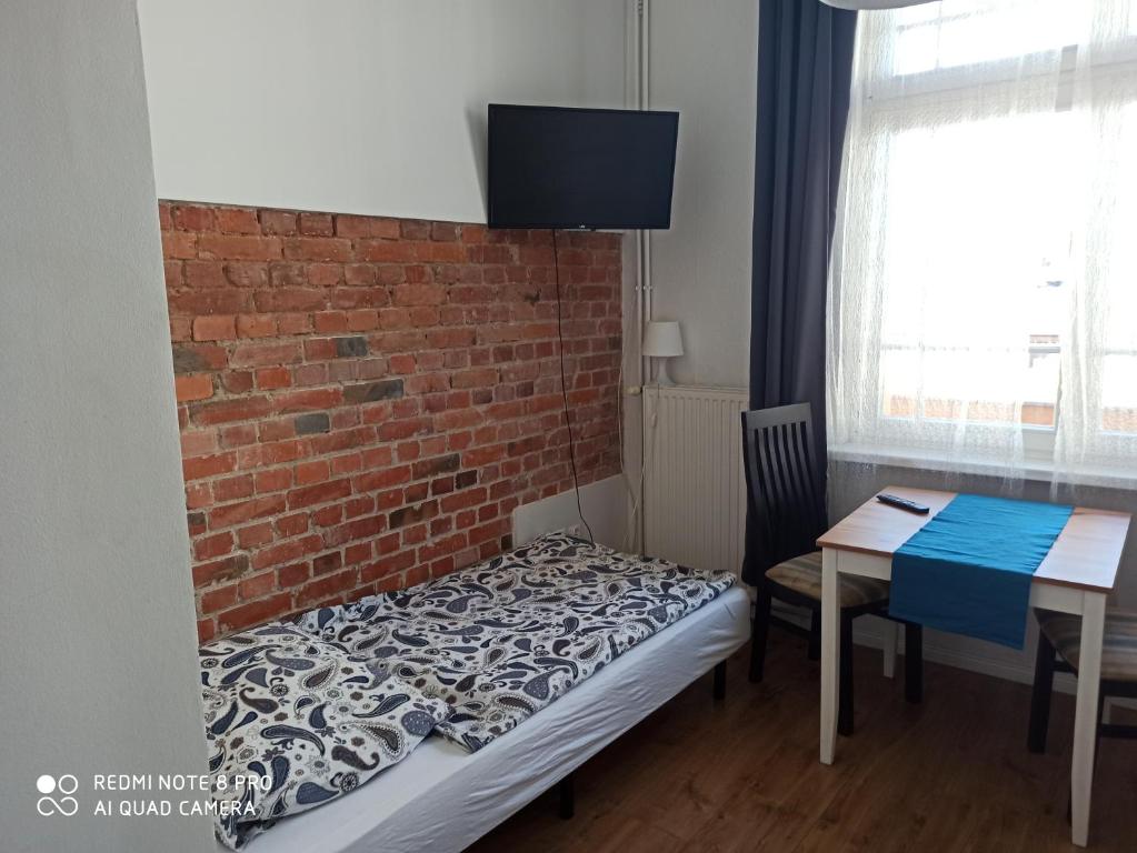 Posteľ alebo postele v izbe v ubytovaní Hostel Pałacyk
