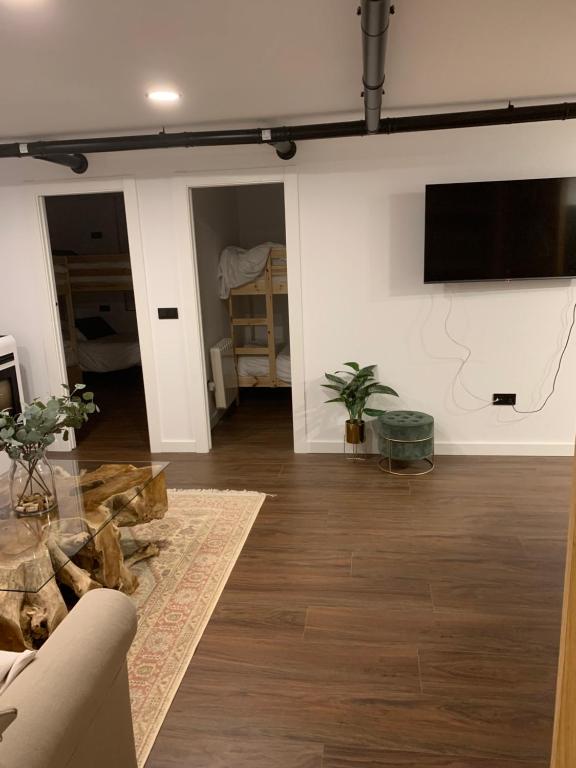 Telewizja i/lub zestaw kina domowego w obiekcie Fantastic brand new apartment in best location just few steps from the ski slope! private parking