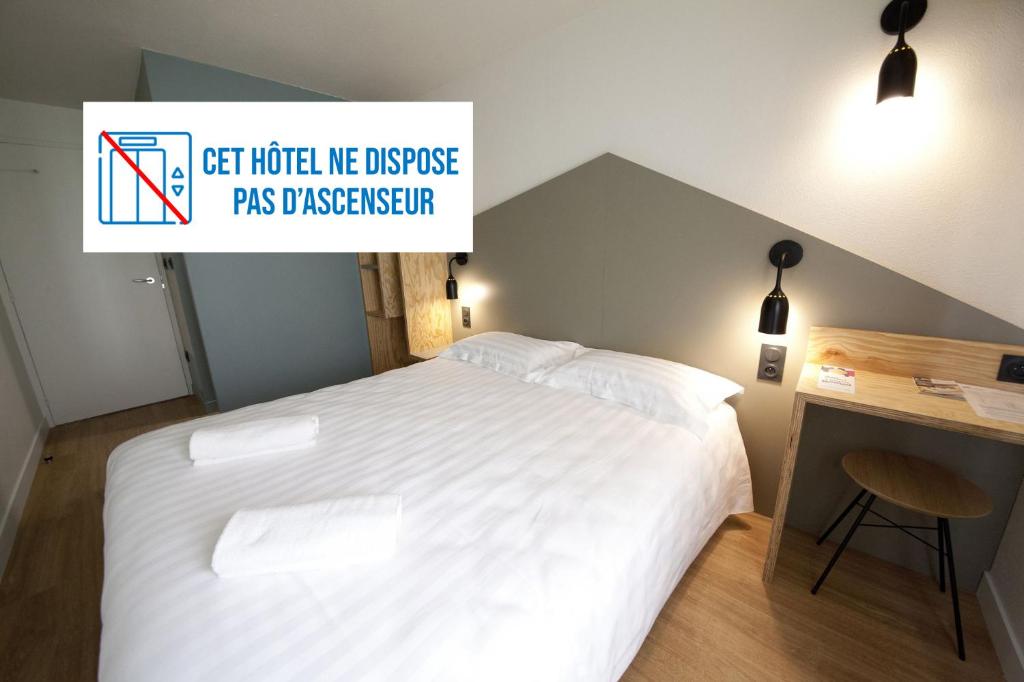 Un dormitorio con una cama y un cartel que dice: "Consigue un hotel como el embajador de pas pas". en Brit Hotel Essentiel Arverne - Clermont-Ferrand Sud en Aubière