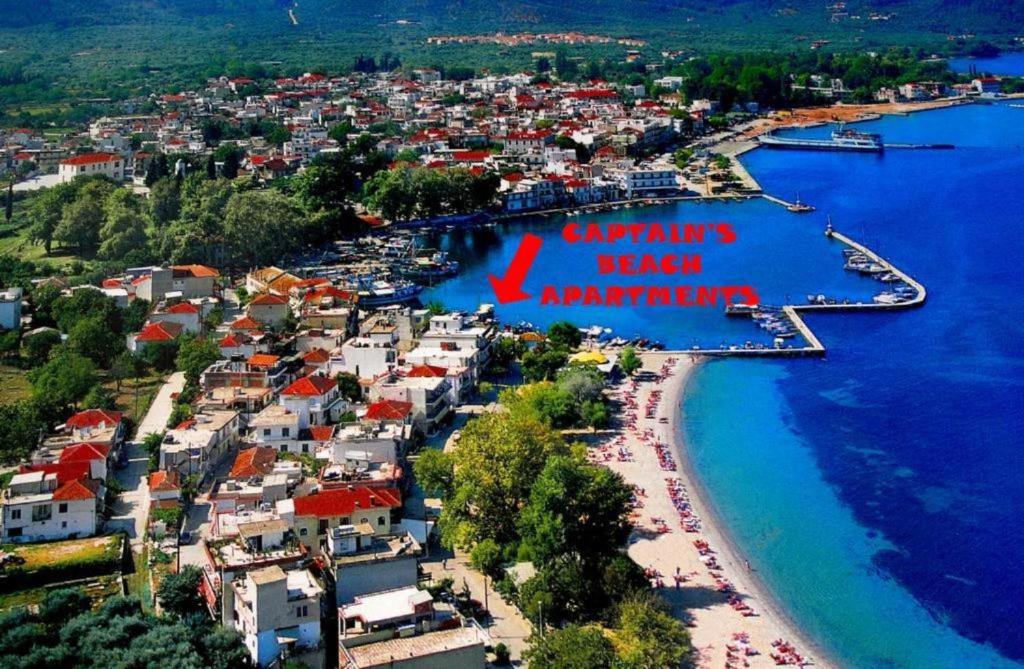 - une vue aérienne sur une plage avec un complexe dans l'établissement Captain's Beach Apartments, à Thasos