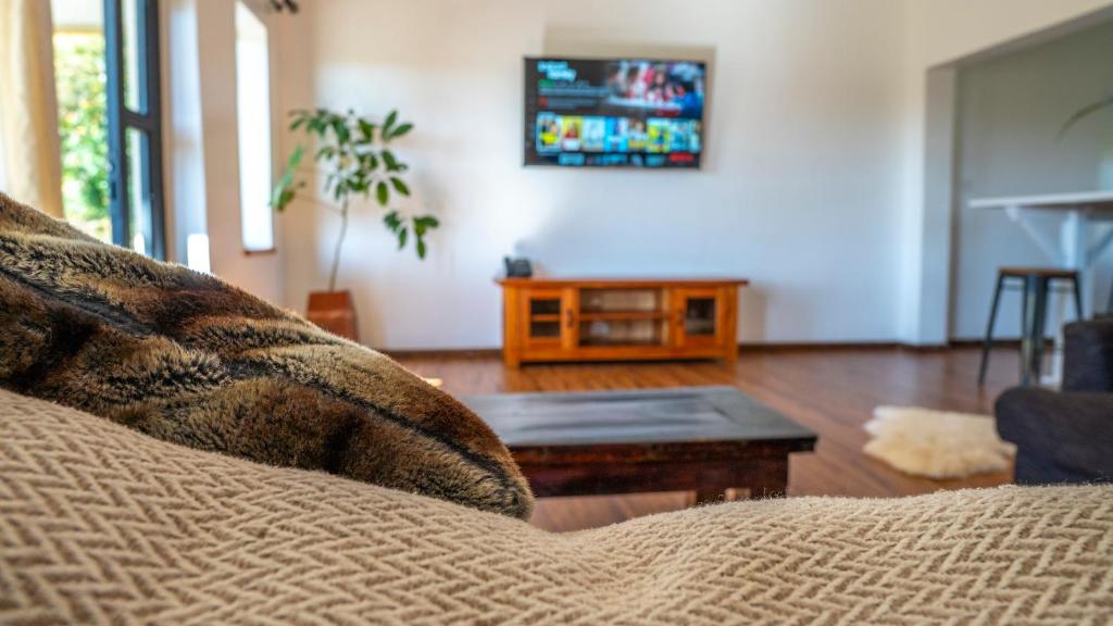 TV a/nebo společenská místnost v ubytování The Cabin