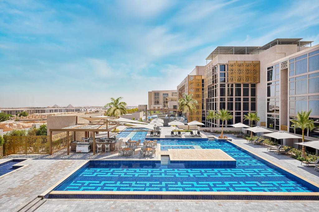 vista para a piscina no resort mgm em Hyatt Regency Cairo West em Cidade 6 de Outubro