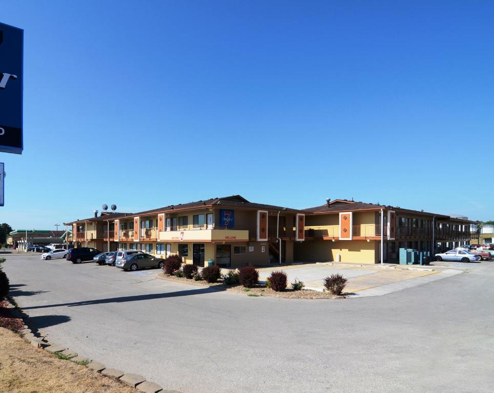 une rangée d'immeubles d'appartements dans un parking dans l'établissement Super 7 Motel, à Coralville
