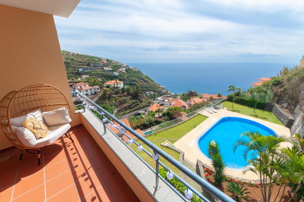 balcón con vistas al océano en Unique Tropical Style Penthouse with a Dreamy View - by Portugal Collection en Calheta