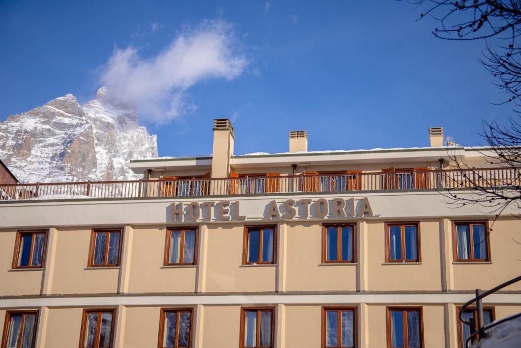 un hotel asakura con una montaña en el fondo en Hotel Astoria en Breuil-Cervinia