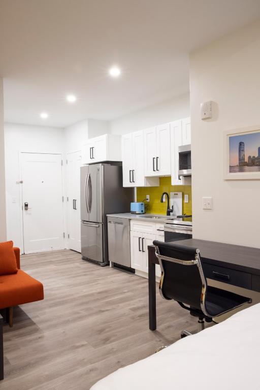 Kuchyň nebo kuchyňský kout v ubytování Peachtree Suites - Jersey City