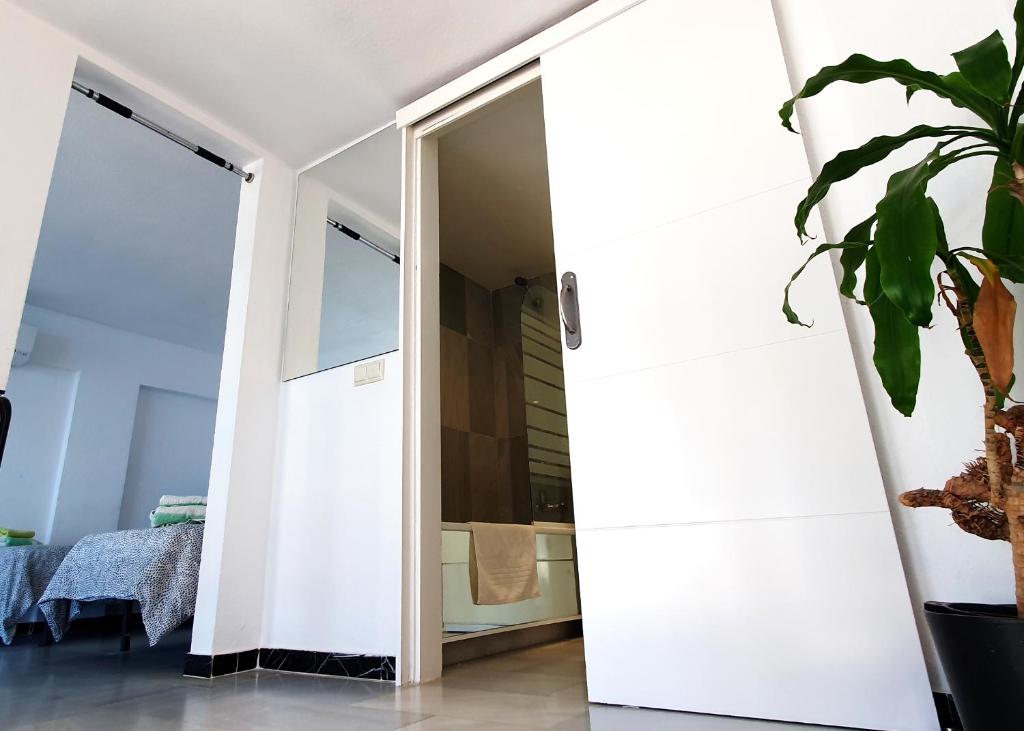 Fotografie z fotogalerie ubytování Skol 709 Duplex 1 Bedroom in Skol Marbella with Gibraltar and Sea Views v destinaci Marbella