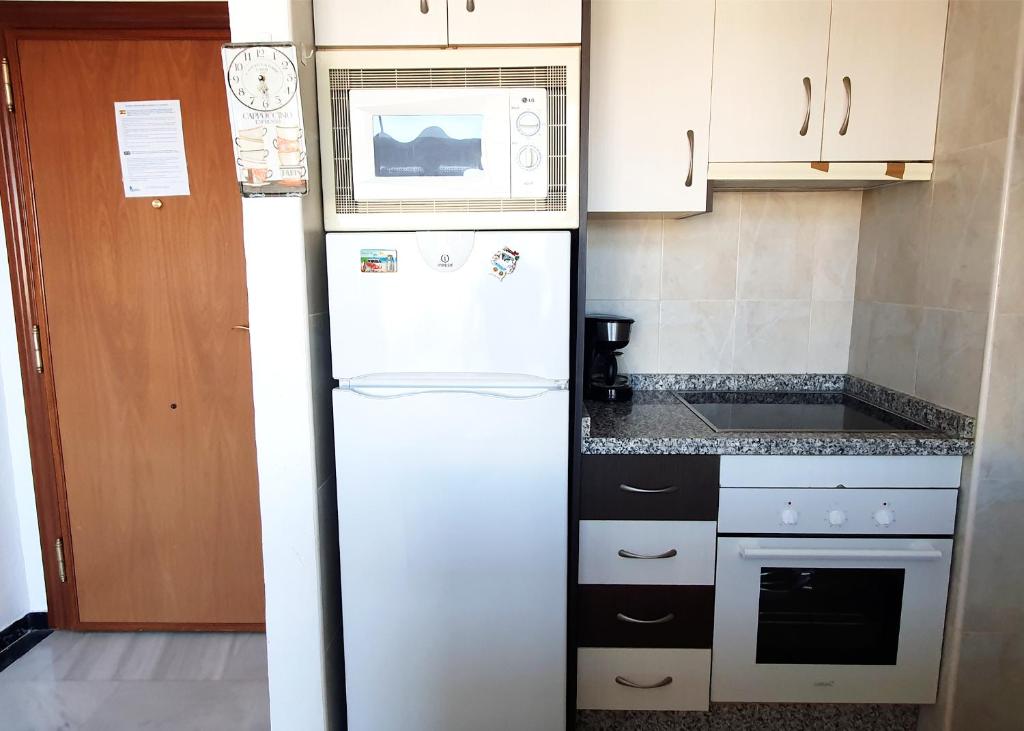 Kuchyň nebo kuchyňský kout v ubytování Skol 709 Duplex 1 Bedroom in Skol Marbella with Gibraltar and Sea Views