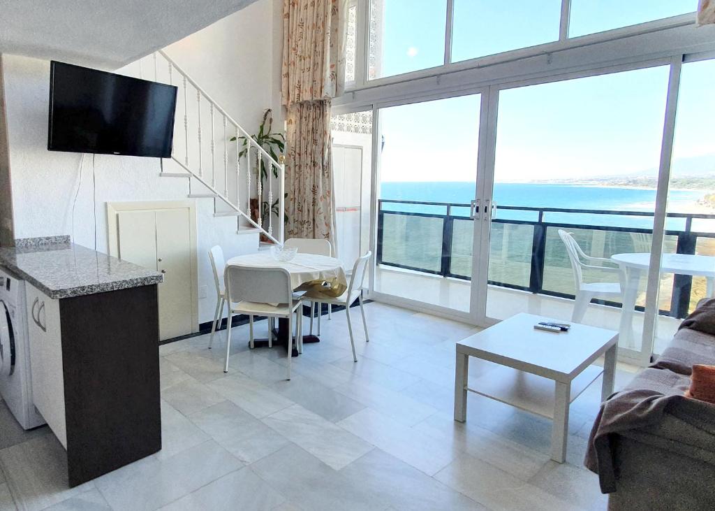 sala de estar con vistas al océano en Skol 709 Duplex 1 Bedroom in Skol Marbella with Gibraltar and Sea Views, en Marbella