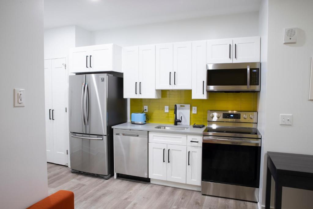 Kuchyň nebo kuchyňský kout v ubytování Peachtree Suites - Jersey City