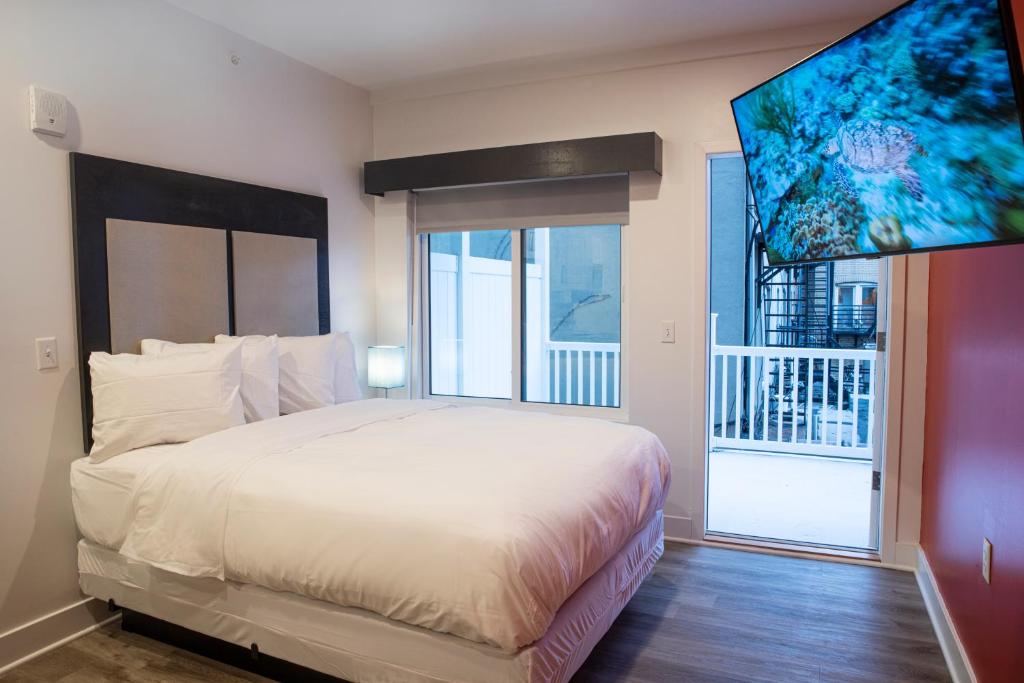 ジャージー・シティーにあるPeachtree Suites - Jersey Cityのベッドルーム(大型ベッド1台、大きな窓付)