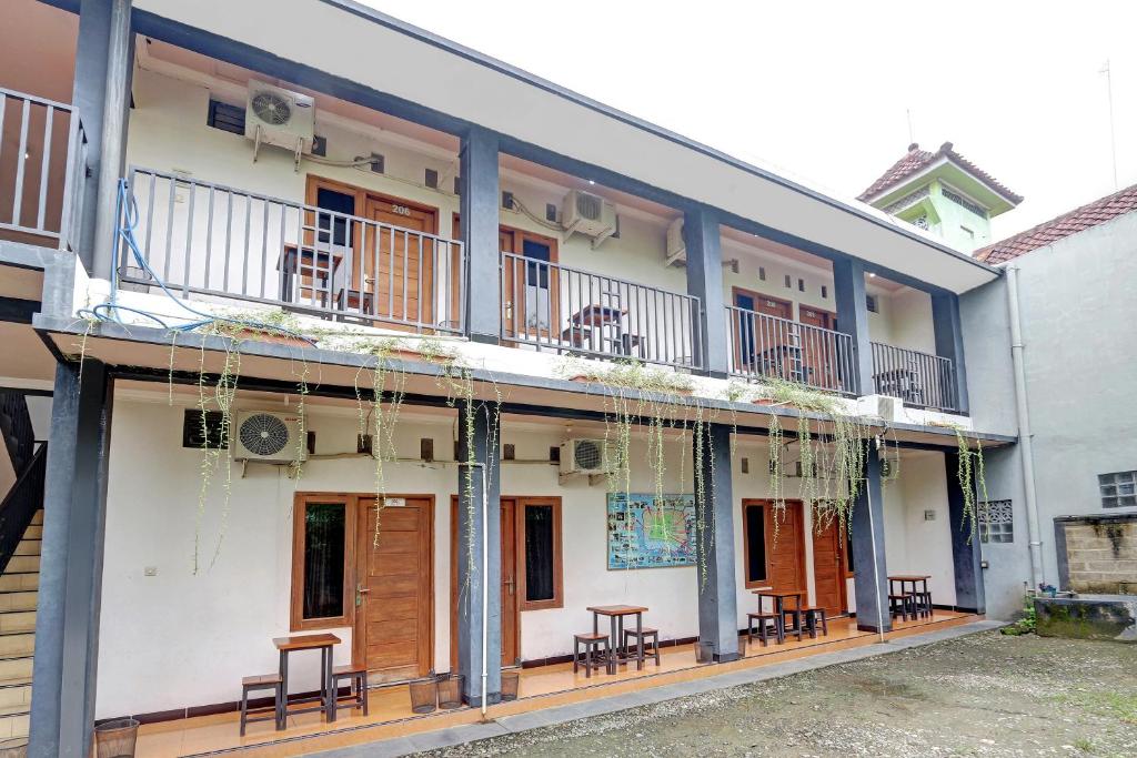 un edificio con tavoli e sedie sul balcone di Hotel Wisma CK a Kebumen