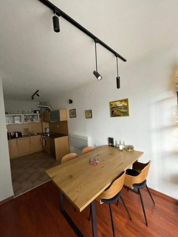 Lovely 2-bedroom serviced apartment with SPA - İki Yatak Odalı Daire