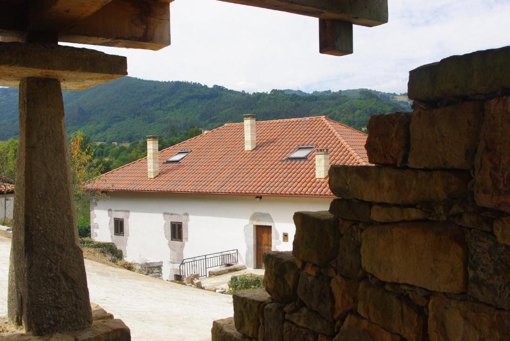 una gran casa blanca con techo rojo en La Casona de Candamín, en Candamin