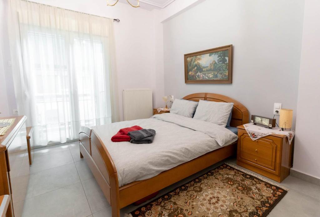 A bed or beds in a room at BYT Downtown Flat