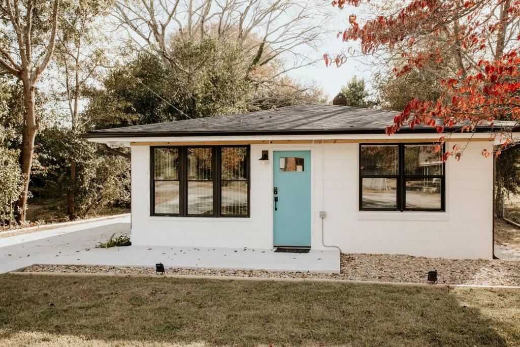 The Turquoise Door Modern Rustic in Town of Lexington - Maison De Deux Chambres