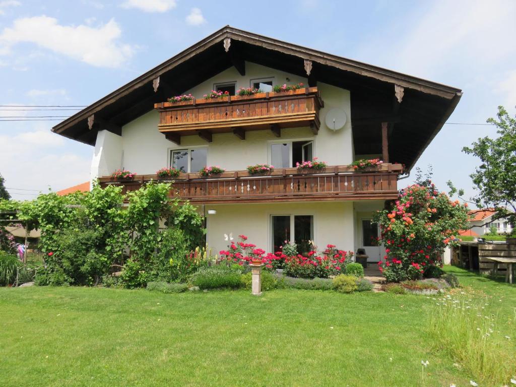 ein Haus mit Balkon auf einem Hof in der Unterkunft Ferienwohnung Auszeit in Grassau
