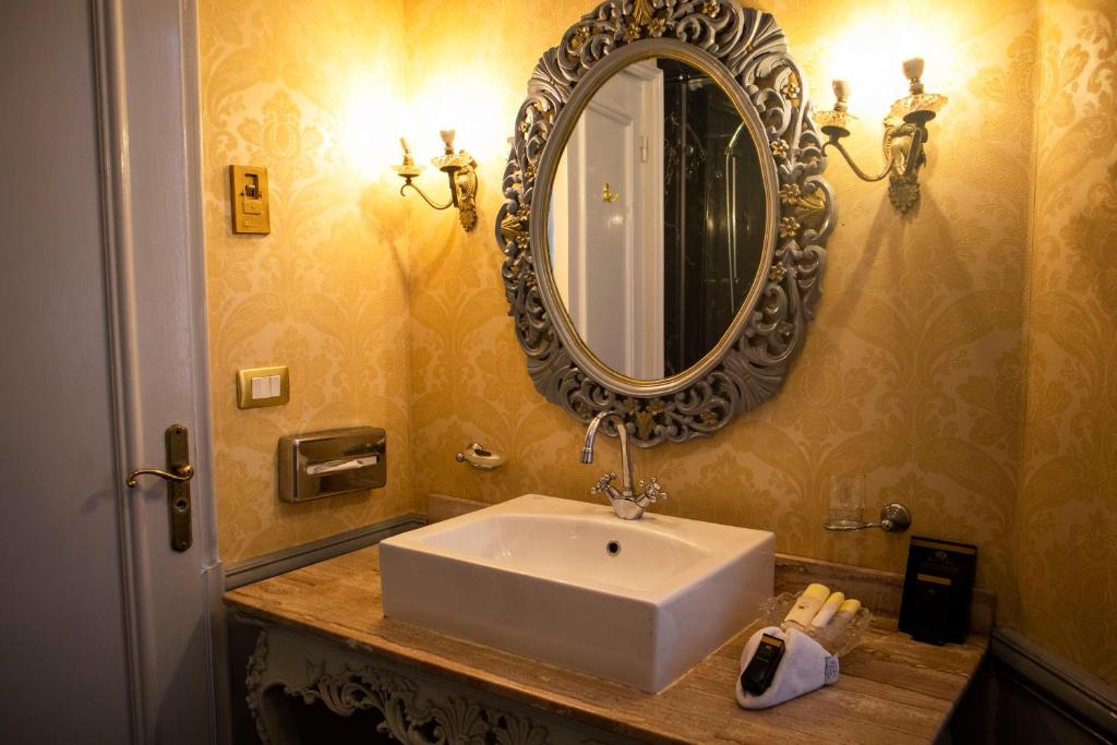 
A bathroom at Paradise Inn Le Metropole Hotel
