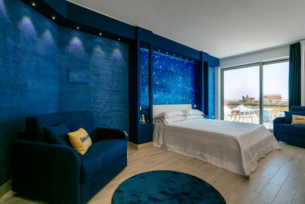 een slaapkamer met een bed en een blauwe muur bij Manzoni Elements in Milazzo
