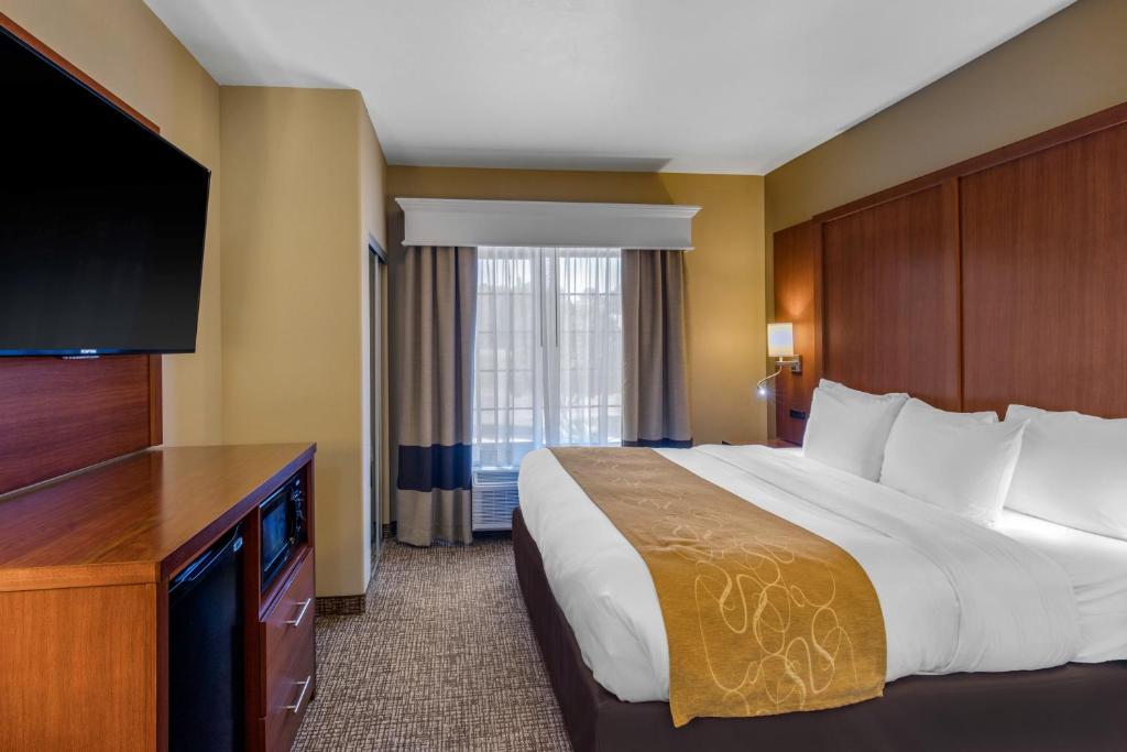 Comfort Suites Marshall - King Suite - Accessible/Non-Smoking