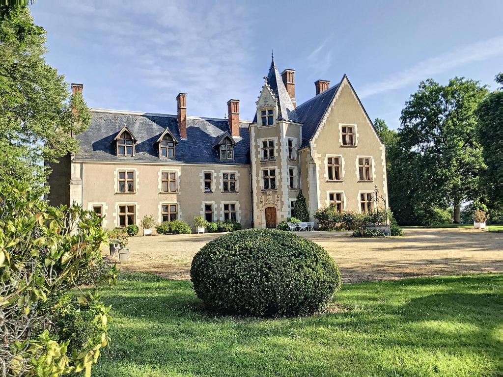 ein großes Haus mit einem großen Garten mit Busch in der Unterkunft l'Abeaupinière in Reboursin