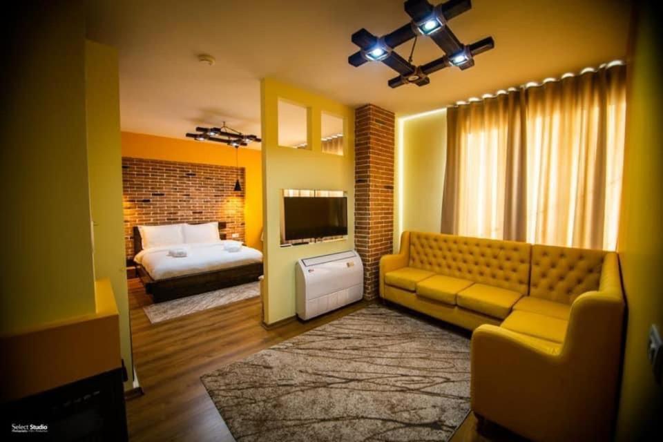 戈里察Hotel Restorant Delisia的带沙发和床的客厅