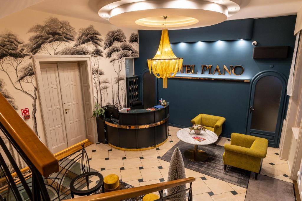 un vestíbulo de una empresa de vinos con sala de espera en Hotel Piano, en Szeged