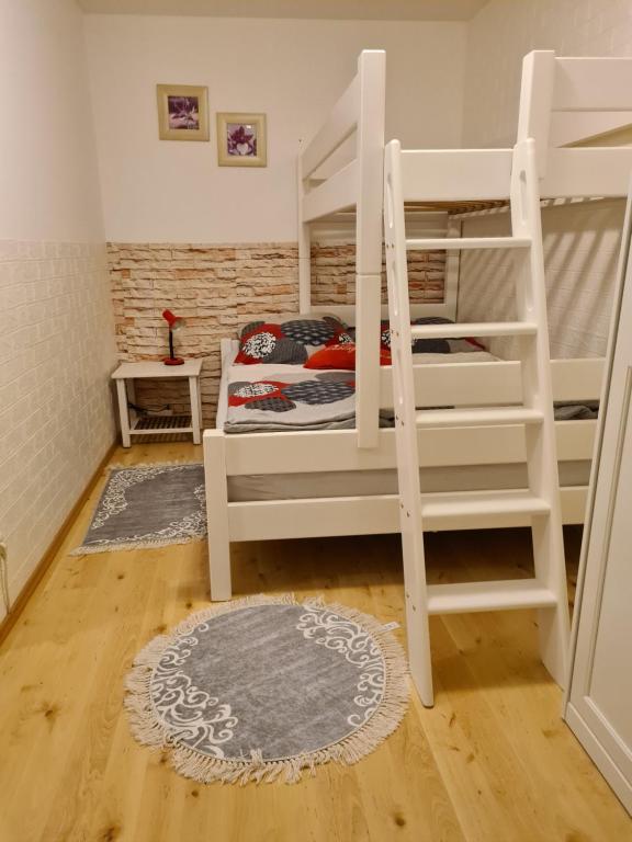 una camera con 2 letti a castello e un tappeto di Wohnung im Grünen a Fürth