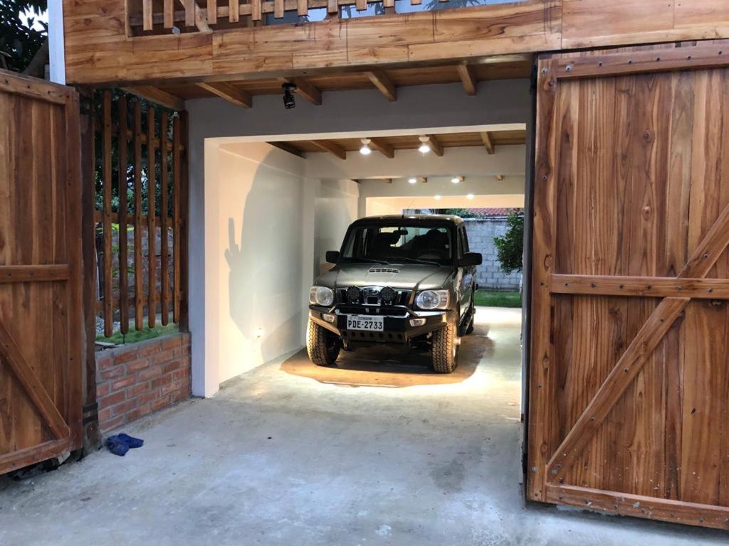 une jeep garée à l'intérieur d'un garage dans l'établissement Casa de Paz, à San Vicente