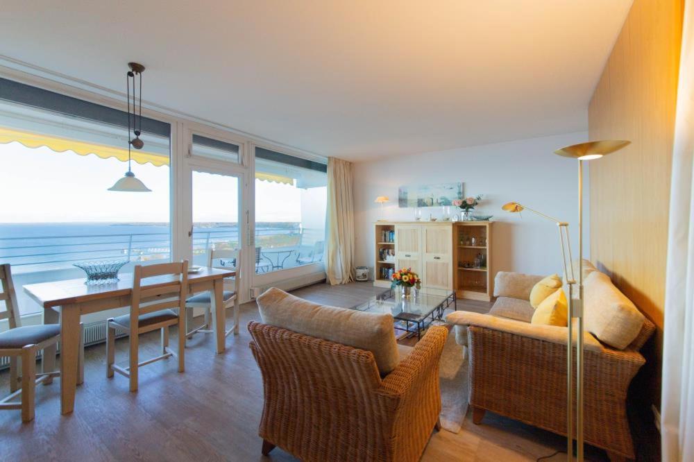 uma sala de estar com uma mesa e uma sala de jantar em Ferienwohnung Residenz App 809 - Timmendorfer Strand em Timmendorfer Strand