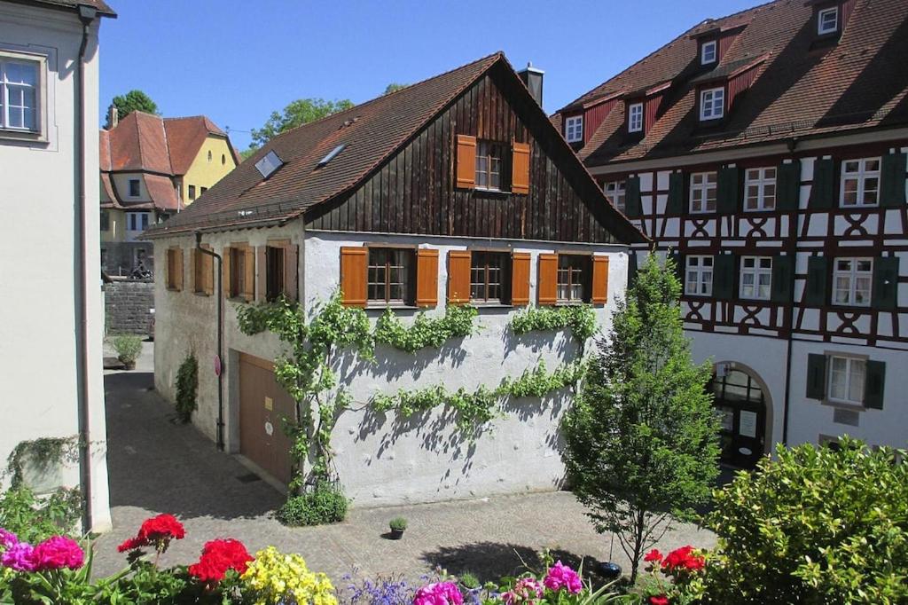 een huis met bloemen voor een gebouw bij Apartment Bears, Meersburg in Meersburg