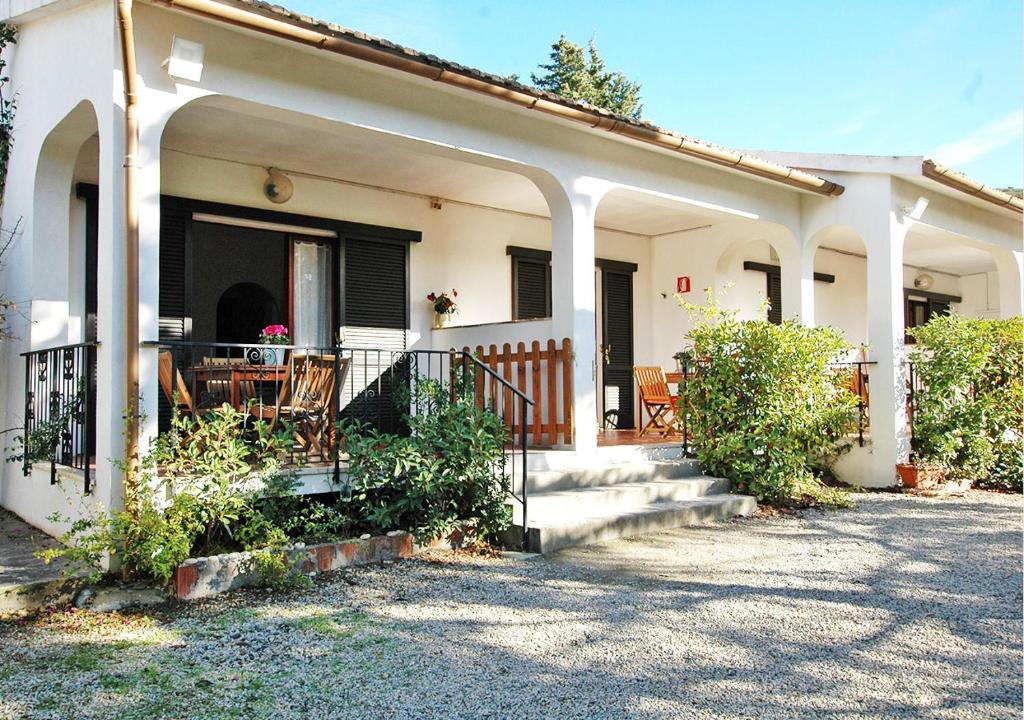 Casa blanca con porche y patio en Casa Katia, en Lacona