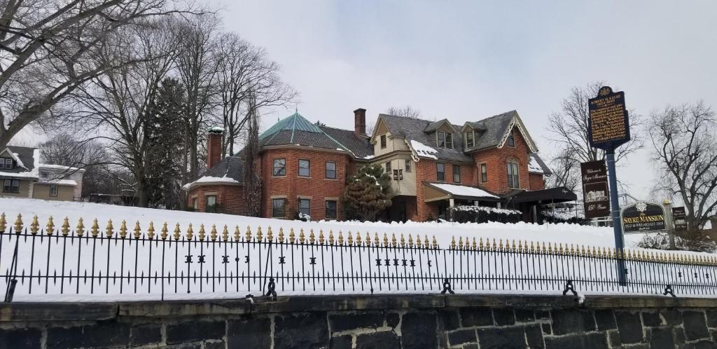 The Sayre Mansion v zimě