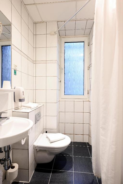Koupelna v ubytování Go Hotel Saga