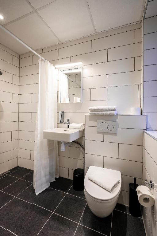 Koupelna v ubytování Go Hotel Saga