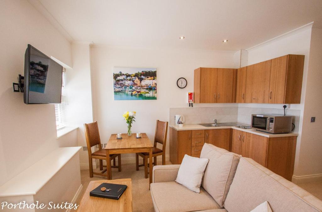 Kuchyň nebo kuchyňský kout v ubytování Porthole Suites