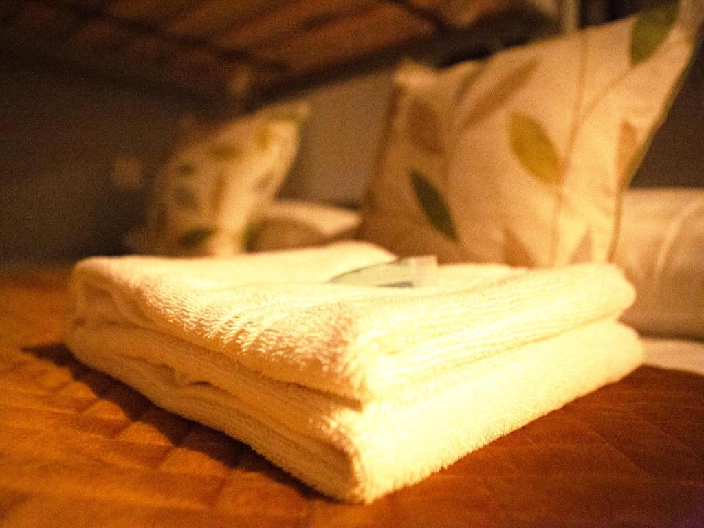 uma pilha de toalhas brancas sentadas numa mesa em Paul's Studio @ Liver House em Rock Ferry