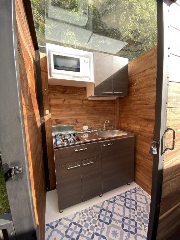 Kuchyň nebo kuchyňský kout v ubytování MAUNA Glamping