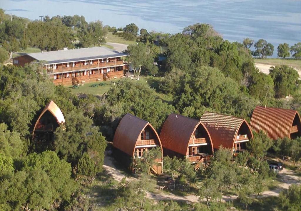 an overhead view of a building in the middle of trees at Canyon Lakeview Resort in Canyon Lake