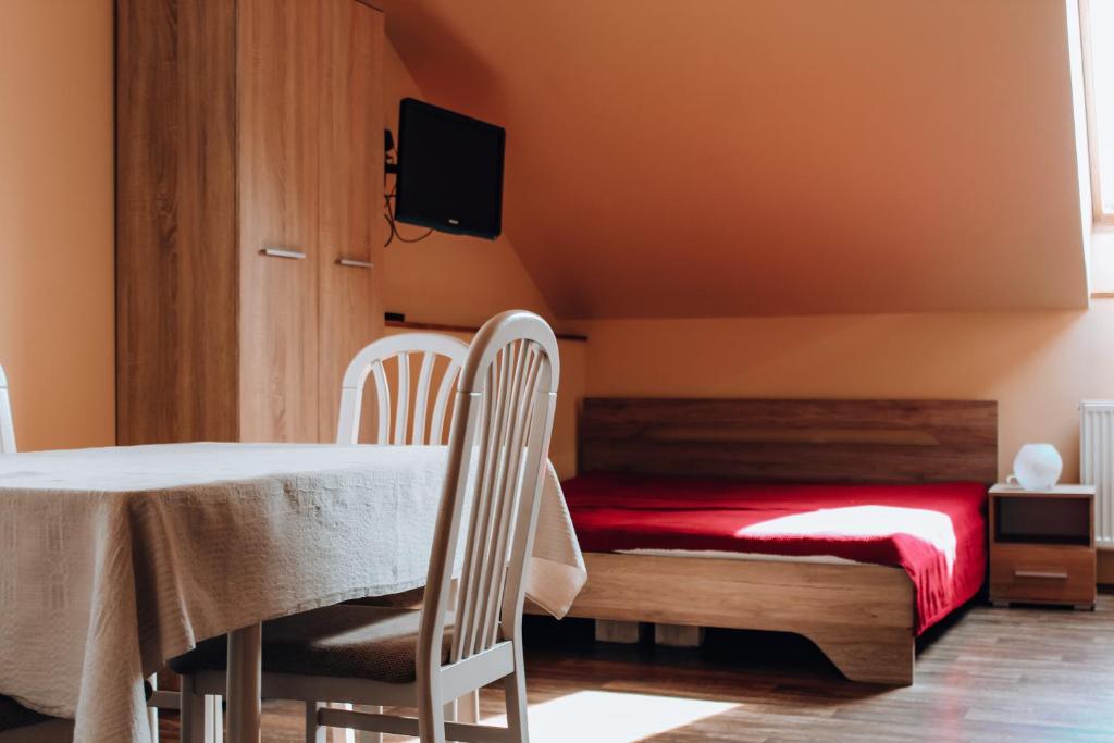 Postel nebo postele na pokoji v ubytování Penzion Na Vošverku