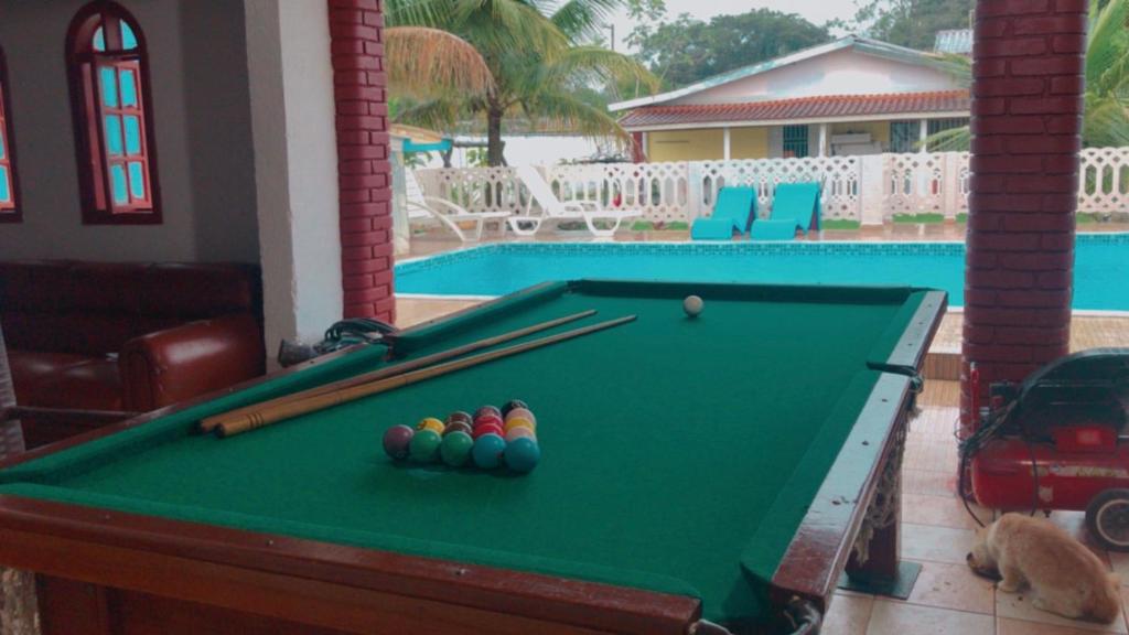 einen Billardtisch mit Billardkugeln darüber in der Unterkunft Casa para temporada e fins de semana in Itanhaém