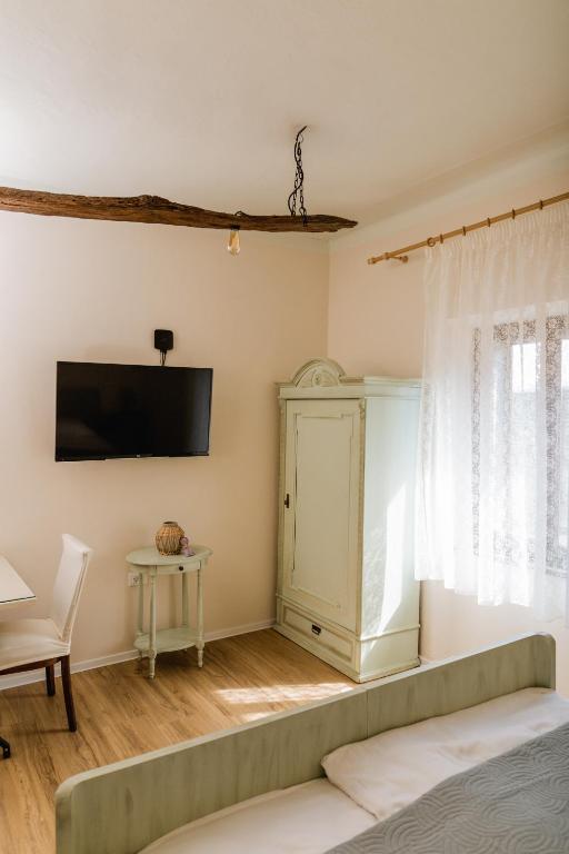 TV a/nebo společenská místnost v ubytování Vila Ana