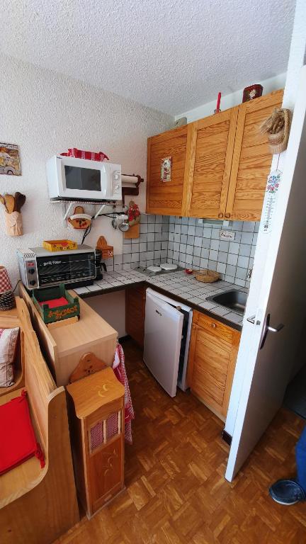 Dapur atau dapur kecil di Charmant studio rez-de-neige Chabanon