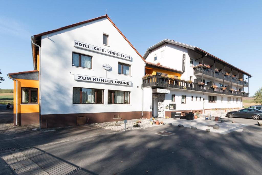 un edificio con un cartel en el costado en Landhotel zum kühlengrund & soultans paradise en Brensbach