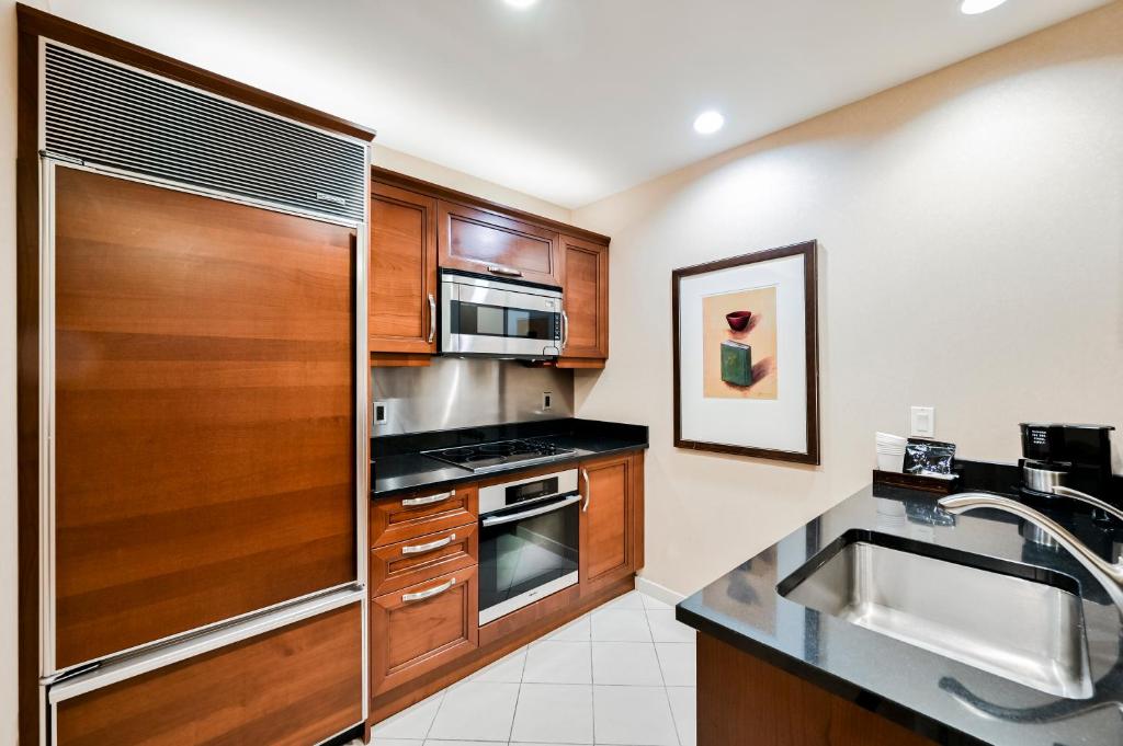 StripViewSuites at Signature - Two-Bedroom - Strip View & Balcony